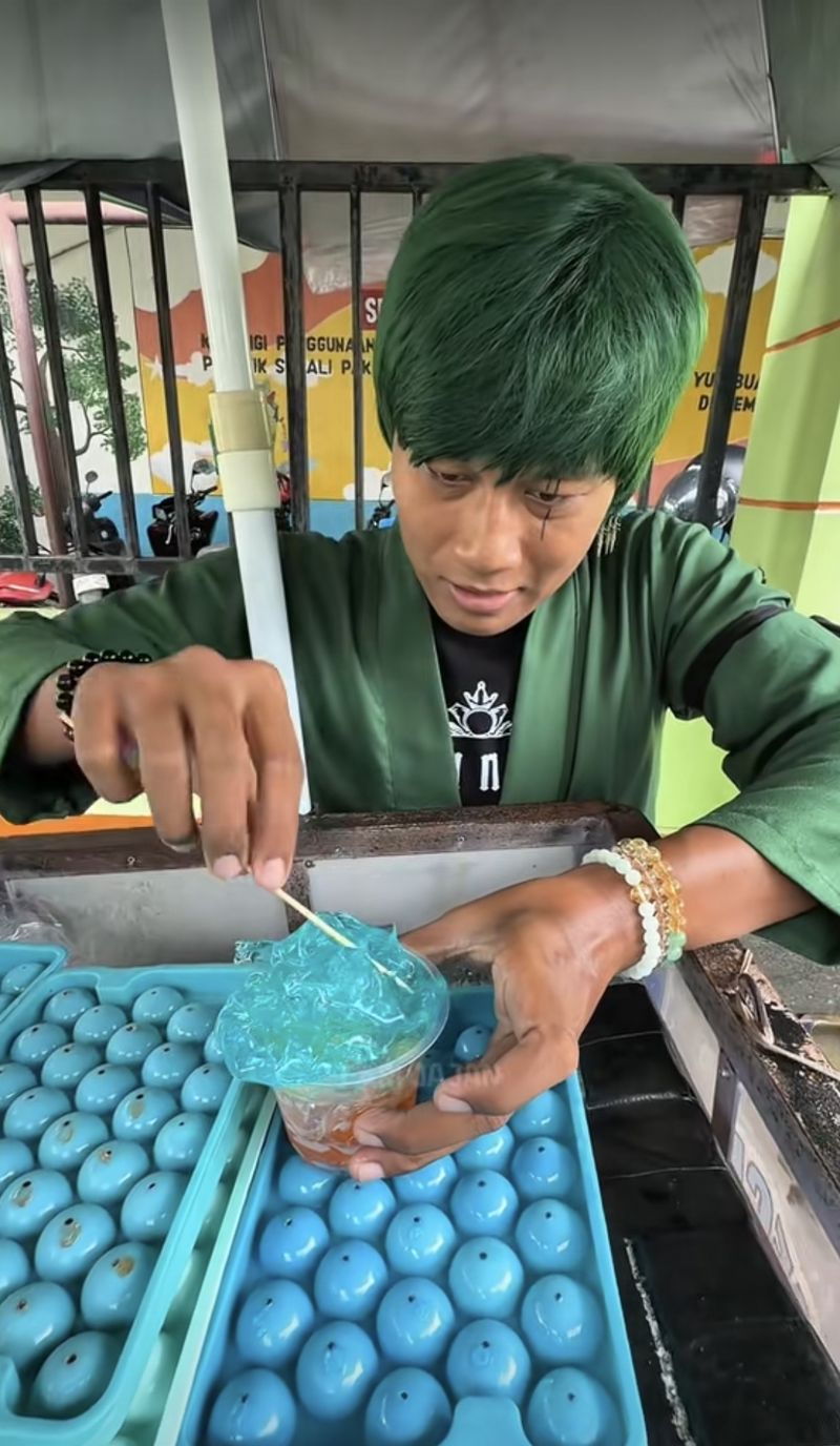 Nyentrik! Penjual Jelly Cosplay jadi Karakter One Piece