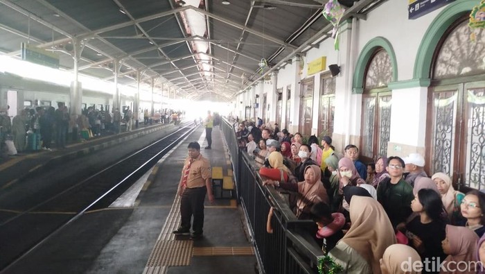 Penumpang KA di Stasiun Sidoarjo