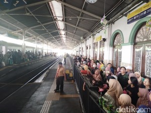 Arus Balik Masih Ramai, Ribuan Penumpang KA Padati Stasiun Sidoarjo