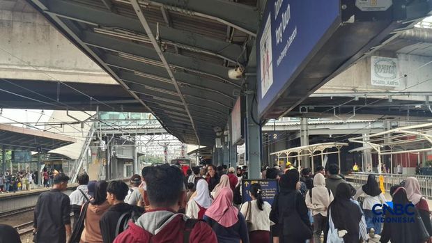 Penumpang KRL Green Line penuh sesak di Stasiun Tanah Abang, Jakarta, Kamis (26/3/2026). (CNBC Indonesia/Chandra Dwi Pranata)