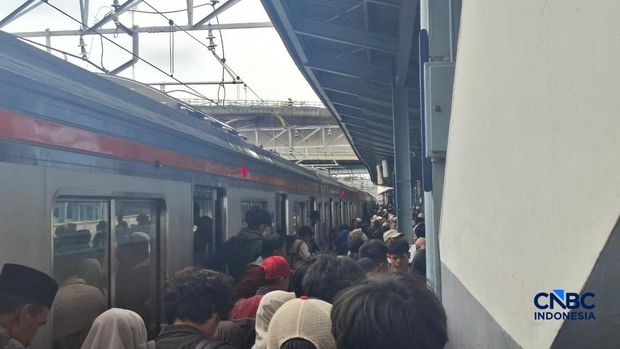 Penumpang KRL Green Line penuh sesak di Stasiun Tanah Abang, Jakarta, Kamis (26/3/2026). (CNBC Indonesia/Chandra Dwi Pranata)