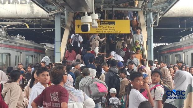 Penumpang KRL Green Line penuh sesak di Stasiun Tanah Abang, Jakarta, Kamis (26/3/2026). (CNBC Indonesia/Chandra Dwi Pranata)