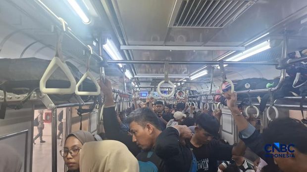 Penumpang KRL Green Line penuh sesak di Stasiun Tanah Abang, Jakarta, Kamis (26/3/2026). (CNBC Indonesia/Chandra Dwi Pranata)