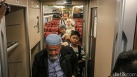 Lonjakan penumpang pada Kamis (26/3) didominasi oleh pergerakan dari arah Bandung menuju Jakarta, dengan okupansi keberangkatan dari Stasiun Padalarang tercatat penuh sejak siang hingga sore hari.