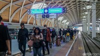 Para penumpang kereta cepat Whoosh memadati area peron di Stasiun KCIC Halim, Jakarta, Kamis (26/3/2026), saat arus balik libur Lebaran mulai menunjukkan peningkatan signifikan.