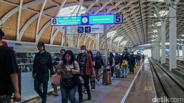 Para penumpang kereta cepat Whoosh memadati area peron di Stasiun KCIC Halim, Jakarta, Kamis (26/3/2026), saat arus balik libur Lebaran mulai menunjukkan peningkatan signifikan.