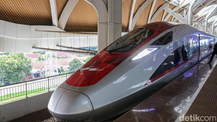 Para penumpang kereta cepat Whoosh memadati area peron di Stasiun KCIC Halim, Jakarta, Kamis (26/3/2026), saat arus balik libur Lebaran mulai menunjukkan peningkatan signifikan.