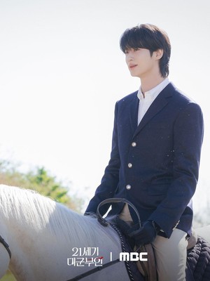 Byeon Woo Seok Gak Sabar Tebar Pesona Lewat Perfect Crown