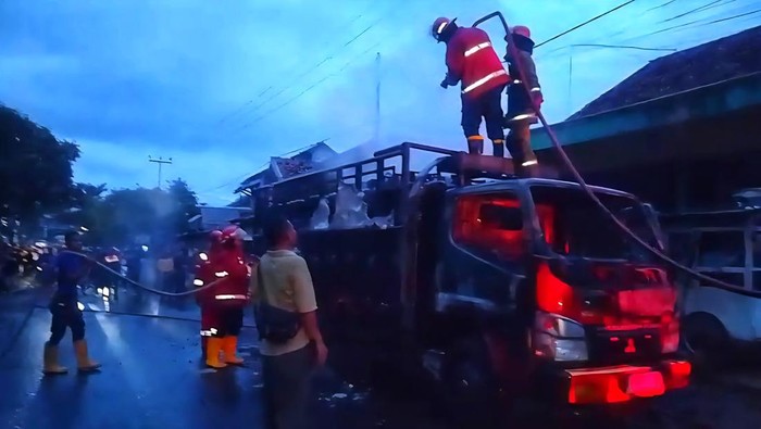 Petugas Damkar Palabuhanratu gunakan air campur detergen padamkan kobaran api dari truk pengangkut LPG
