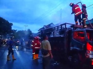 Petugas Pakai Detergen Padamkan Truk Gas Terbakar di Sukabumi