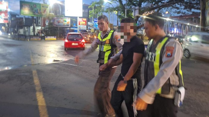 Petugas selamatkan nyawa warga saat mencoba bunuh diri di Jembatan Soekarno Hatta.