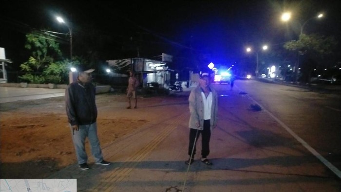 Polisi melakukan olah TKP pejalan kaki tewas usai ditabrak truk