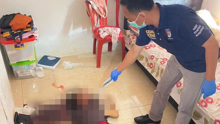 Polisi mengevakuasi jenazah Staf Bawaslu OKU Selatan yang ditemukan tewas di rumahnya