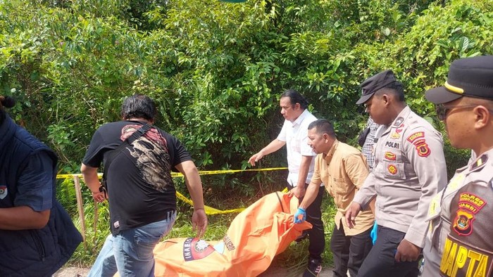 Polisi mengevakuasi penemuan mayat semak-semak Sengeti, Muaro Jambi
