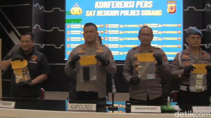 Polisi menunjukkan barang bukti pembunuhan bos warung remang di Subang.