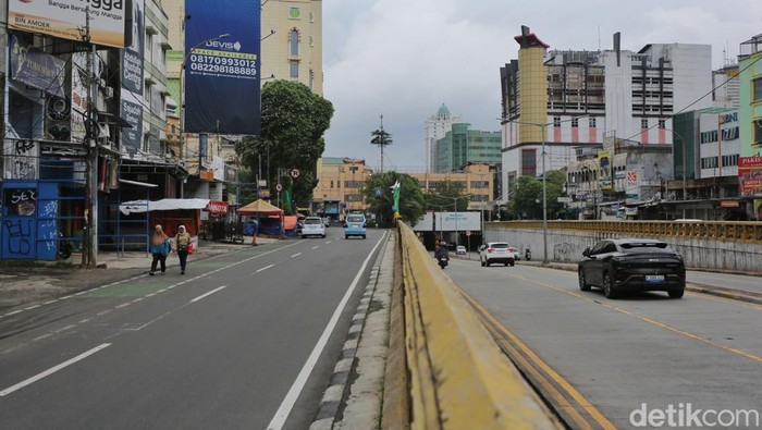 Suasana lengang di Pasar Tanah Abang, Kamis (26/3/2026), usai cuti bersama Lebaran.