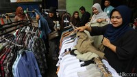 Sejumlah pedagang kaki lima tetap berjualan di sekitar area luar pasar.