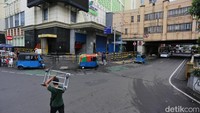 Biasanya kawasan ini dipadati pedagang dan pembeli sejak pagi hingga sore hari.