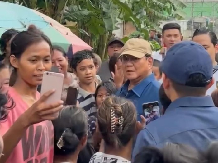 Presiden Prabowo blusukan ke warga bantaran rel Senen, Jakarta Pusat. (dok Instagram Prabowo)