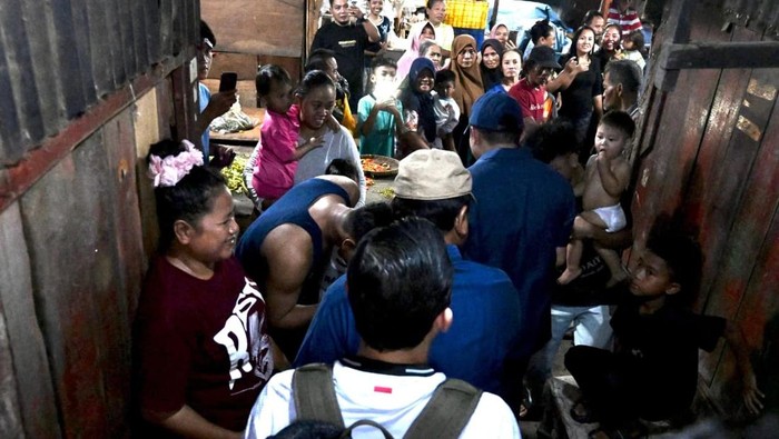 Presiden Prabowo Subianto mendadak melakukan kunjungan ke permukiman padat di kawasan Senen, Jakarta Pusat. (Cahyo - Biro Pers, Media, dan Informasi Sekretariat Presiden)