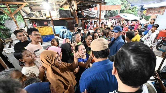 Presiden Prabowo Subianto saat kunjungan mendadak ke permukiman padat di sekitar bantaran rel, Senen, Jakarta Pusat. (Cahyo - Biro Pers, Media, dan Informasi Sekretariat Presiden)