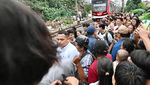Potret Prabowo Blusukan ke Warga di Bantaran Rel Senen