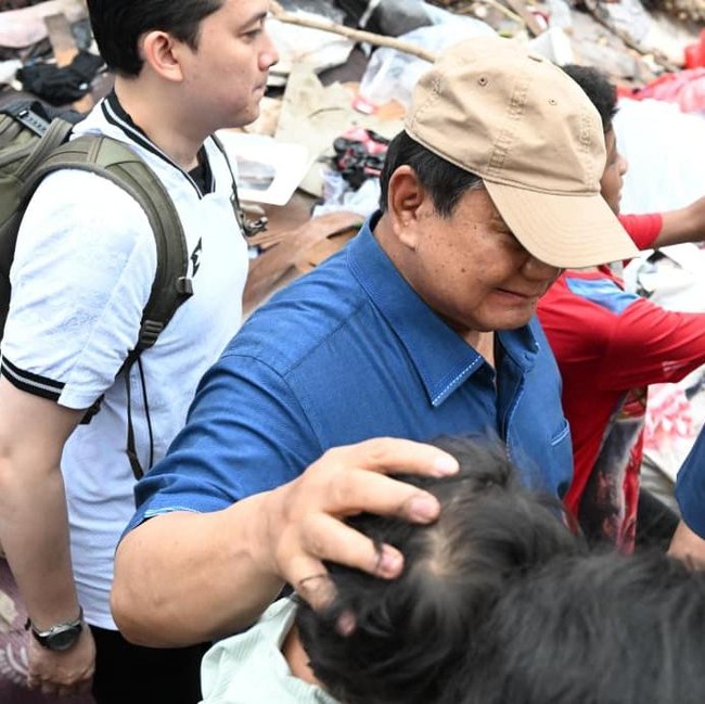 Potret Prabowo Blusukan ke Warga di Bantaran Rel Senen