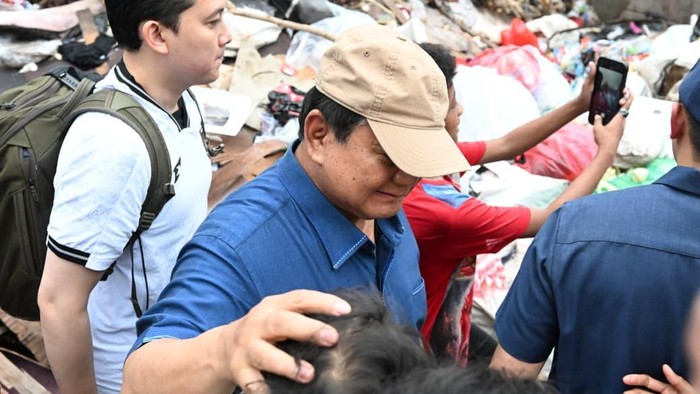 Presiden Prabowo Subianto saat kunjungan mendadak ke permukiman padat di sekitar bantaran rel, Senen, Jakarta Pusat. (Cahyo - Biro Pers, Media, dan Informasi Sekretariat Presiden)