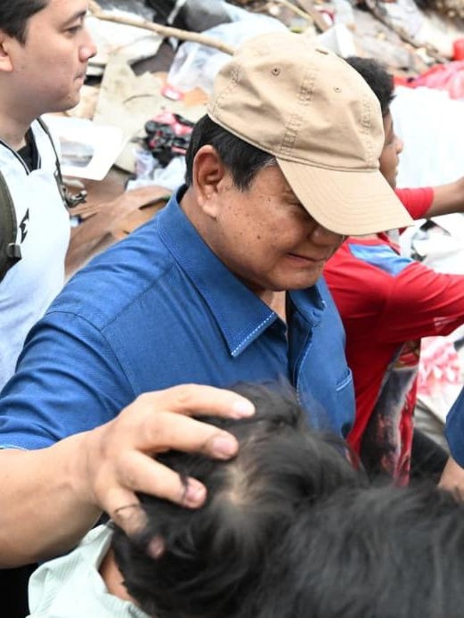 Potret Prabowo Blusukan ke Warga di Bantaran Rel Senen