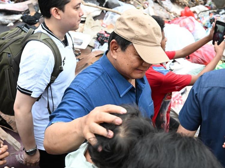 Potret Prabowo Blusukan ke Warga di Bantaran Rel Senen