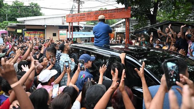 Presiden Prabowo Subianto saat kunjungan mendadak ke permukiman padat di sekitar bantaran rel, Senen, Jakarta Pusat. (Cahyo - Biro Pers, Media, dan Informasi Sekretariat Presiden)