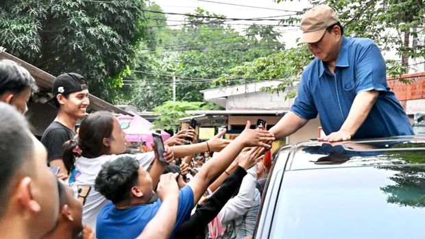 Presiden Prabowo Subianto saat kunjungan mendadak ke permukiman padat di sekitar bantaran rel, Senen, Jakarta Pusat. (Cahyo - Biro Pers, Media, dan Informasi Sekretariat Presiden)