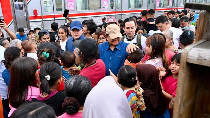 Presiden Prabowo Subianto saat kunjungan mendadak ke permukiman padat di sekitar bantaran rel, Senen, Jakarta Pusat. (Cahyo - Biro Pers, Media, dan Informasi Sekretariat Presiden)