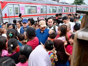 Blusukan Prabowo hingga Janjikan Rusun ke Warga Tepi Rel Senen