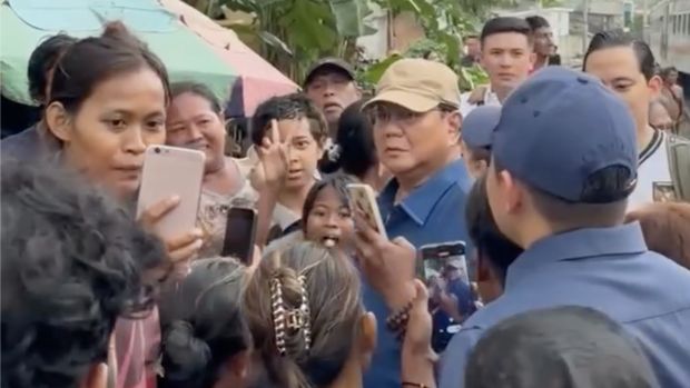 Presiden Prabowo Subianto saat menyusuri pemukiman di bantaran rel kereta api di kawasan Senen, Jakarta Pusat, Kamis (26/3/2026). (Instagram/Prabowo)