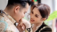 Prinsa Mandagie begitu bahagia telah dilamar. Sekarang sampai selamanya, tulisnya dilihat di Instagram, Jumat (27/3/2026). (Foto: dok Instagram prinsamandagie)
