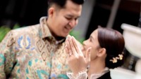 Prinsa Mandagie memamerkan cincin tunangannya. (Foto: dok Instagram prinsamandagie)
