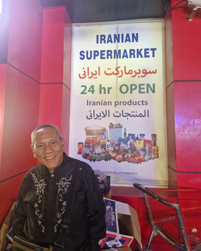 Prof Tjandra Yoga Aditama di depan supermarket Iran