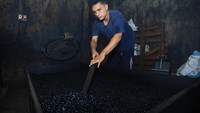 Pengolahan kopi robusta secara tradisional dilakukan oleh pelaku usaha di Banda Aceh, Aceh. Metode ini dinilai menghasilkan cita rasa khas yang berbeda dari pengolahan modern. ANTARA FOTO/Akramul Muslim