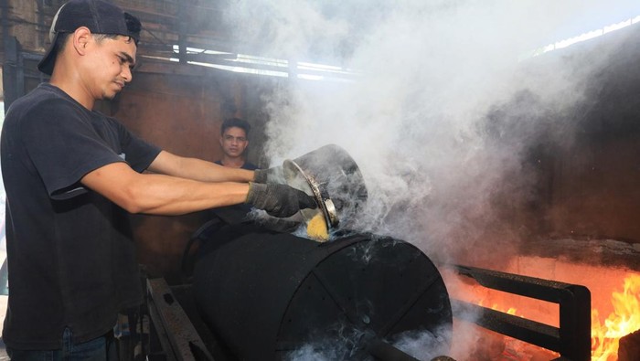 Perkerja memperlihatkan biji kopi robusta di UKM Taufik Kopi, Banda Aceh, Aceh, Kamis (26/3/2026). Pelaku usaha tersebut mengolah kopi robusta secara tradisional yang dianggap memiliki cita rasa khas yang berbeda dibandingkan pengolahan secara modern, sekaligus memenuhi permintaan pasar lokal hingga ke sejumlah daerah seperti Sumatera Utara, Batam, Jakarta, dan Kalimantan Timur dengan harga jual Rp140 ribu per kilogram. ANTARA FOTO/Akramul Muslim/YU