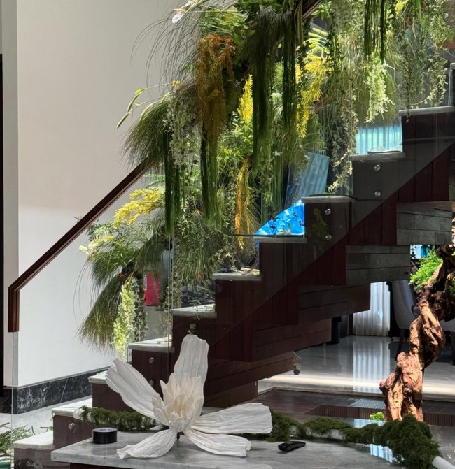 Tahun ini Rachel Vennya memilih tema unik untuk dekorasi Lebaran di rumahnya. Dibantu oleh Bunga Bungi Studio, rumah Rachel disulap menjadi seperti layaknya hutan dalam rumah dengan tumbuh-tumbuhan hijau dan bunga raksasa. Foto: Instagram/@ber_bungabungi/@rachelvennya