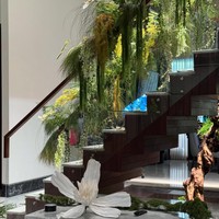 Tahun ini Rachel Vennya memilih tema unik untuk dekorasi Lebaran di rumahnya. Dibantu oleh Bunga Bungi Studio, rumah Rachel disulap menjadi seperti layaknya hutan dalam rumah dengan tumbuh-tumbuhan hijau dan bunga raksasa. Foto: Instagram/@ber_bungabungi/@rachelvennya
