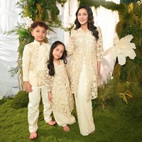 Dekorasi di rumah Rachel itu menjadi latar cantik untuk pemotretan keluarganya. Rachel sendiri menyebut tema Lebarannya tahun ini ialah Pulang. Foto: Instagram/@ber_bungabungi/@rachelvennya