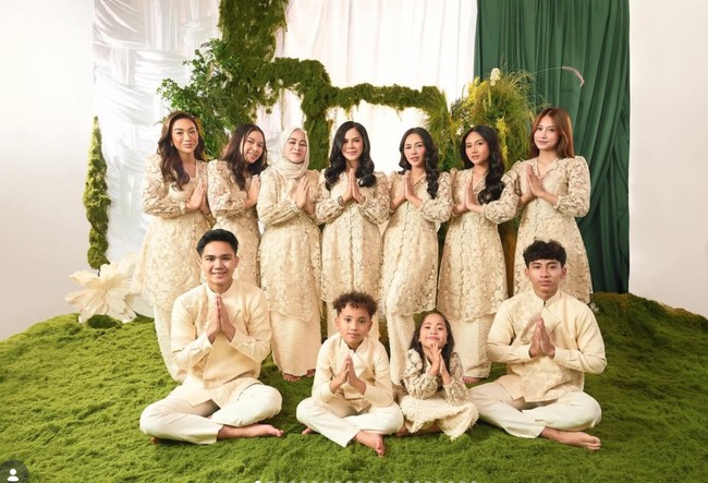 Karena seiring waktu, rumah ini bukan lagi sekedar “house” tapi sudah jadi “home”. Tempat semua kembali, dari rutinitas, dari kesibukan, dari perjalanan masing-masing. Darimana pun… ujungnya tetap ke sini. tulis Rachel. Foto: Instagram/@ber_bungabungi/@rachelvennya