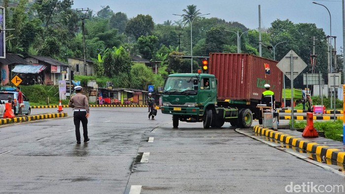 Sejumlah truk besar tampak dihentikan dan diputar balik petugas usai nekat melintas di jalanan sukabumi di H+5 Lebaran.