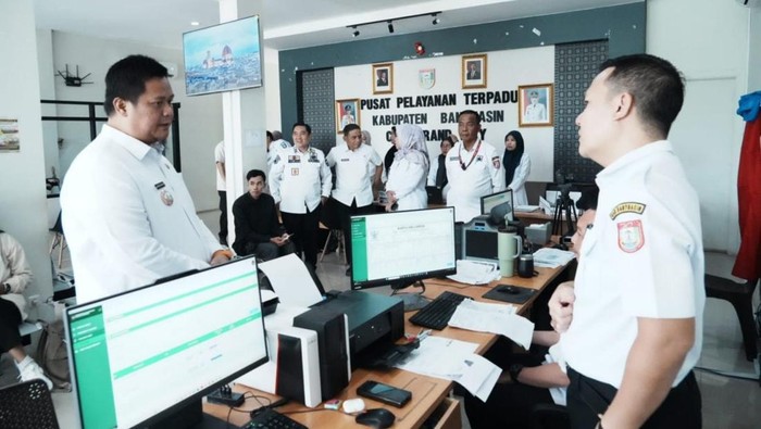 Sekda Banyuasin Erwin saat sidak di gerai pelayanan terpadu.