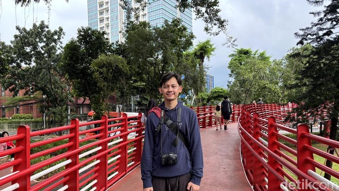 Seorang pengunjung menyambangi Taman Bendera Pusaka, Jakarta Selatan. (Rachma Indira/detikcom)