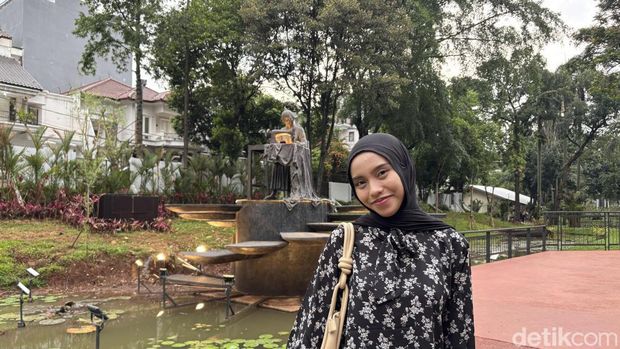 Seorang pengunjung menyambangi Taman Bendera Pusaka, Jakarta Selatan. (Rachma Indira/detikcom)