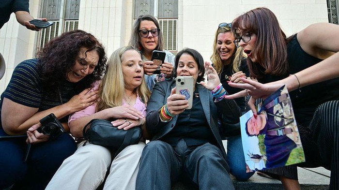 Para orang tua dan anggota keluarga korban hadir di pengadilan di Los Angeles untuk mendengar putusan pengadilan. (Getty Images)


