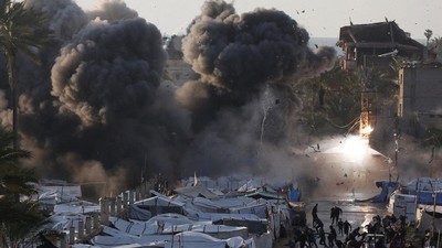 Serangan Israel Hantam Kamp Pengungsi Gaza, Asap Pekat Membubung